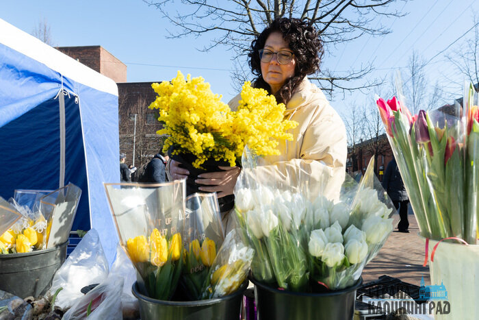 8 Марта уже с нами: город полон цветов и улыбок 