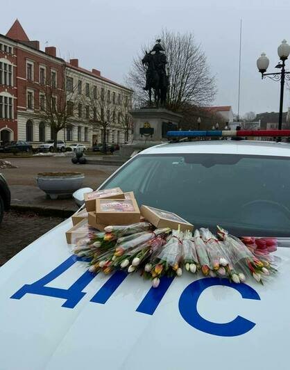 Цветы вместо штрафов: ГИБДД и ТМ «Нежинская» устроили автоледи Калининградской области весенний сюрприз - Новости Калининграда