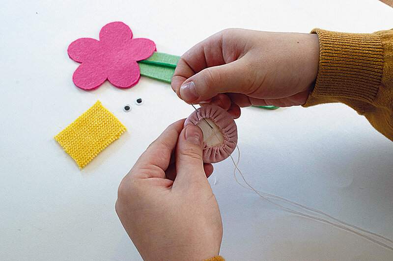 Цветок для любимой мамы: делаем яркую закладку к 8 Марта | Фото: Ксения Андреева