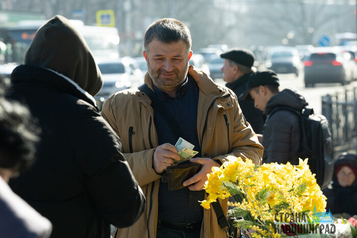 8 Марта уже с нами: город полон цветов и улыбок 