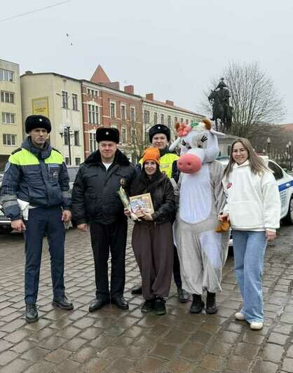 Цветы вместо штрафов: ГИБДД и ТМ «Нежинская» устроили автоледи Калининградской области весенний сюрприз - Новости Калининграда