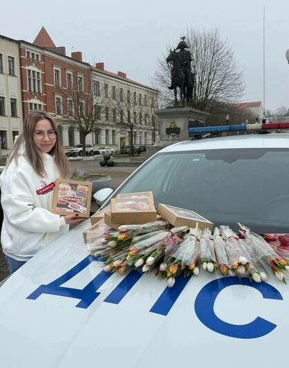 Цветы вместо штрафов: ГИБДД и ТМ «Нежинская» устроили автоледи Калининградской области весенний сюрприз - Новости Калининграда
