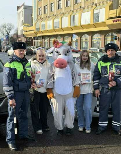 Цветы вместо штрафов: ГИБДД и ТМ «Нежинская» устроили автоледи Калининградской области весенний сюрприз - Новости Калининграда