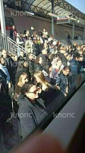 В Зеленоградске отдыхающие устроили давку у вокзала и на перроне в ожидании «Ласточки» (фото) - Новости Калининграда | Фото: очевидцы