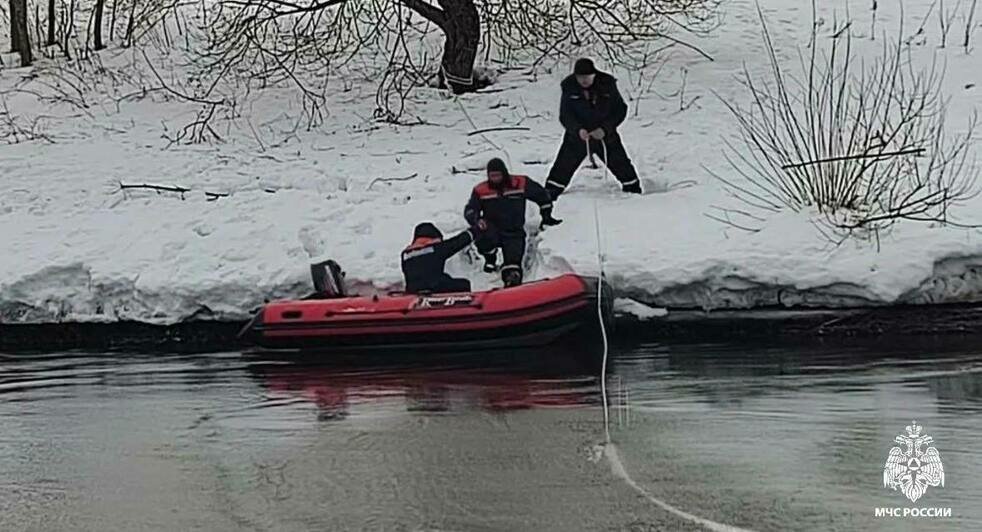 В Подмосковье более 140 человек ищут троих детей, ушедших к замёрзшей реке: пока нашли только шапку (фото, видео) - Новости Калининграда | Фото: канал МЧС Московской области / Телеграм