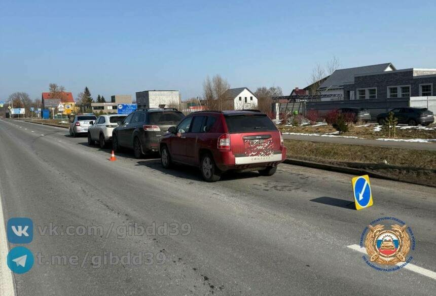 Под Зеленоградском паровозиком столкнулись три авто, среди пострадавших — грудничок и трёхлетний ребёнок - Новости Калининграда | Фото: канал Госавтоинспекции Калининградской области / Телеграм