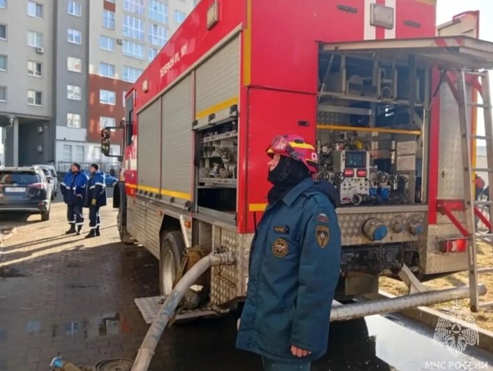 Свеча едва не обернулась бедой: из горевшей высотки на Сельме спасли 10 человек, ещё 132 эвакуировали - Новости Калининграда | Фото: МЧС Калининградской области / «ВКонтакте»