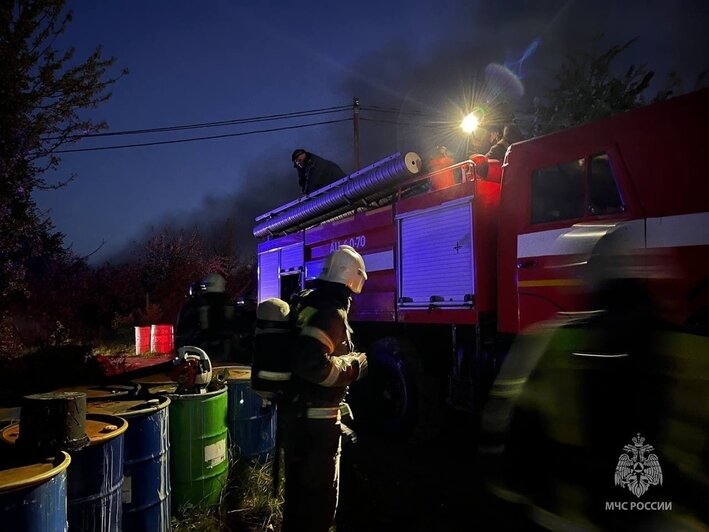 Суд приостановил работу склада под Багратионовском, где во время пожара взрывались бочки с битумом - Новости Калининграда | Фото: МЧС Калининградской области / «ВКонтакте»