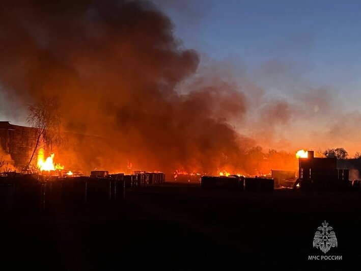 Суд приостановил работу склада под Багратионовском, где во время пожара взрывались бочки с битумом - Новости Калининграда | Фото: МЧС Калининградской области / «ВКонтакте»