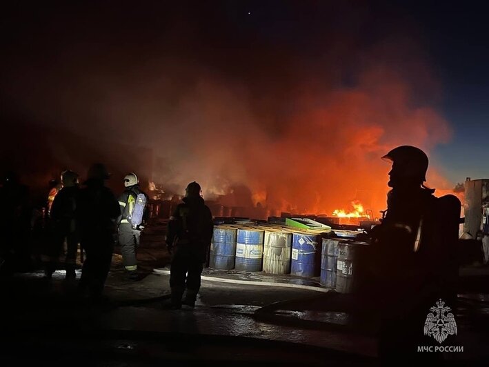 Суд приостановил работу склада под Багратионовском, где во время пожара взрывались бочки с битумом - Новости Калининграда | Фото: МЧС Калининградской области / «ВКонтакте»