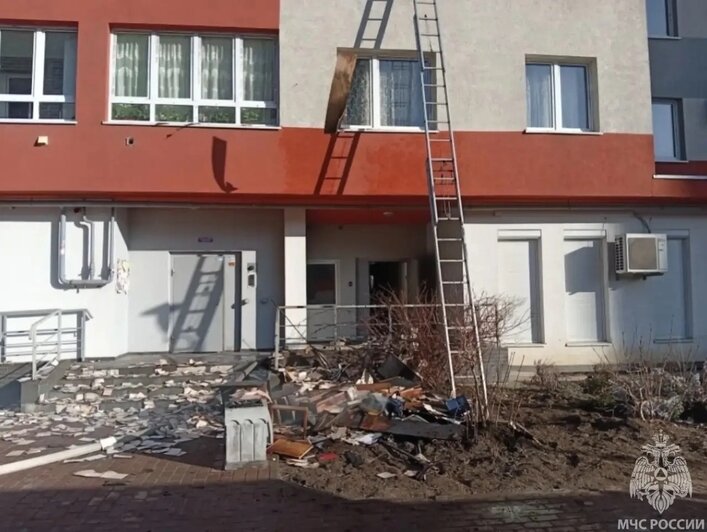 Свеча едва не обернулась бедой: из горевшей высотки на Сельме спасли 10 человек, ещё 132 эвакуировали - Новости Калининграда | Фото: МЧС Калининградской области / «ВКонтакте»