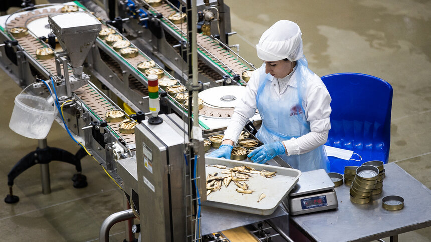 Калининградские консервы и морепродукты отправили в Молдову, Азербайджан и Узбекистан - Новости Калининграда | Фото: Александр Подгорчук / Архив «Клопс»