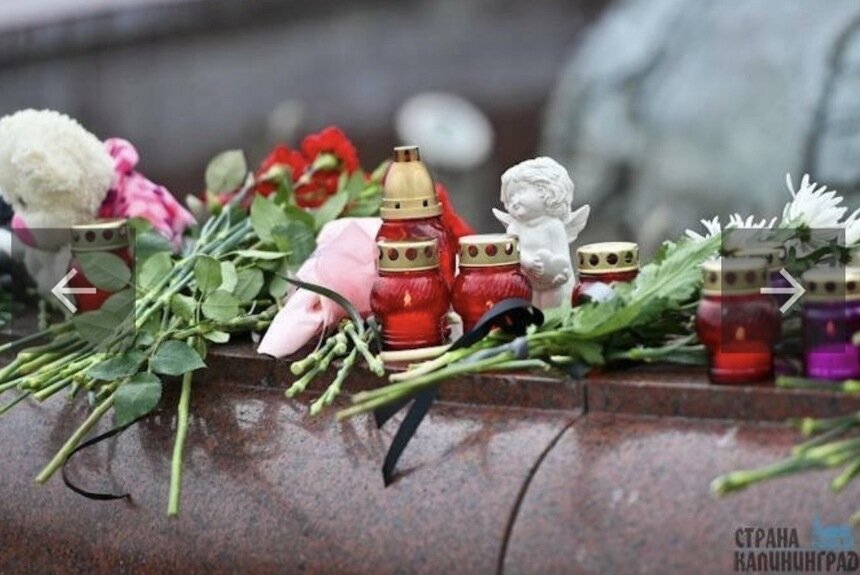 Калининградцы несли на площадь цветы и свечи | Фото: архив "СК"