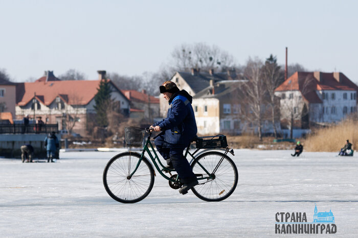 В Калининграде - весна, а за городом еще зима (фото)
