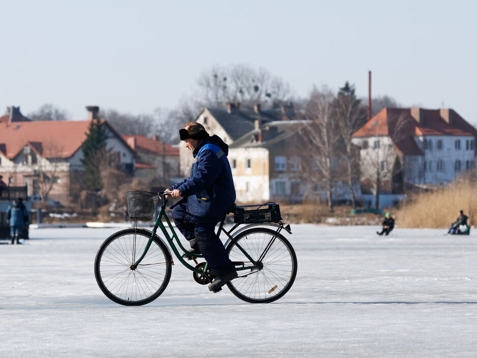 В Калининграде - весна, а за городом еще зима (фото)