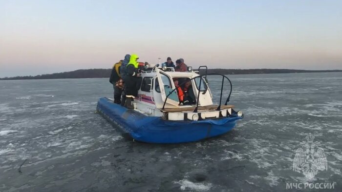 Катера на воздушной подушке могли взять от 6 до 8 человек | Фото: ГУ МЧС по Калининградской области 