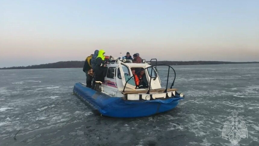 В Калининградском заливе 58 рыбаков пришлось эвакуировать с подтаявшей льдины - Новости Калининграда | Фото: пресс-служба МЧС по Калининградской области
