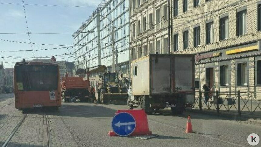 Вырыли огромную яму прямо в центре города: на Черняховского произошла утечка воды (фото) - Новости Калининграда | Фото: «Клопс»