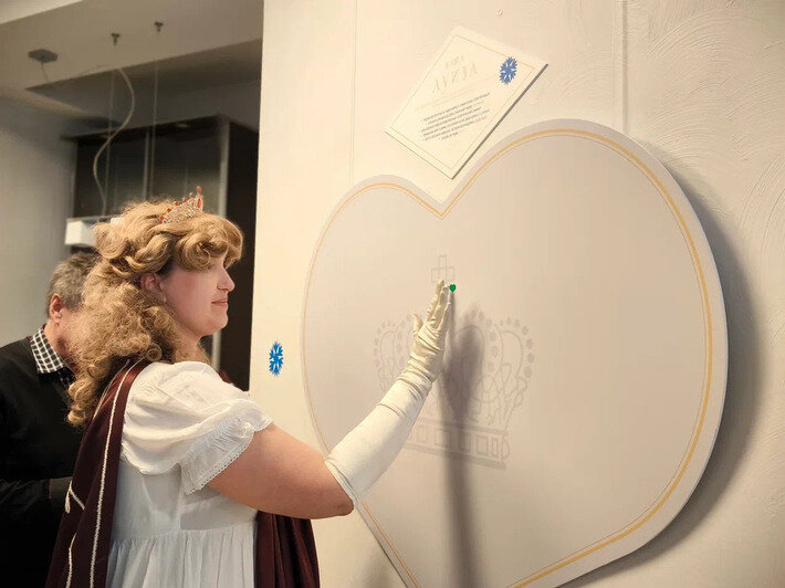 Нежные васильки, весна и образ сильной женщины: в Калининграде открылась выставка, посвящённая Королеве Луизе (фото)   - Новости Калининграда | Фото: пресс-служба Музея Мирового океана