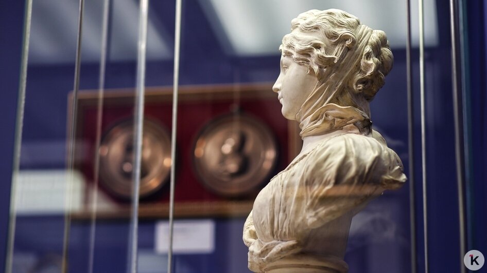 Нежные васильки, весна и образ сильной женщины: в Калининграде открылась выставка, посвящённая Королеве Луизе (фото)   - Новости Калининграда | Фото: Александр Подгорчук / «Клопс»