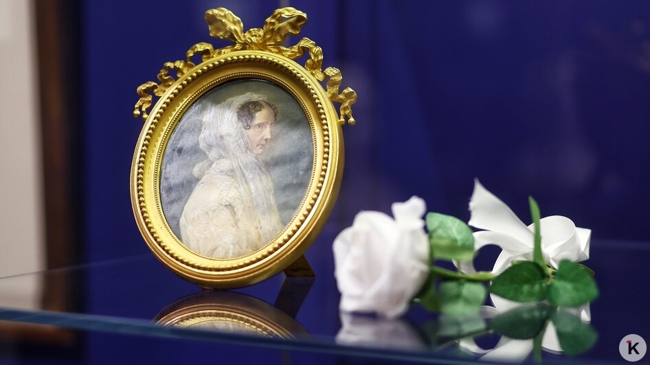 Нежные васильки, весна и образ сильной женщины: в Калининграде открылась выставка, посвящённая Королеве Луизе (фото)   - Новости Калининграда | Фото: Александр Подгорчук / «Клопс»