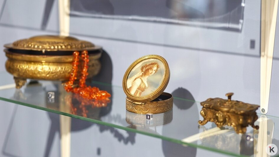 Нежные васильки, весна и образ сильной женщины: в Калининграде открылась выставка, посвящённая Королеве Луизе (фото)   - Новости Калининграда | Фото: Александр Подгорчук / «Клопс»