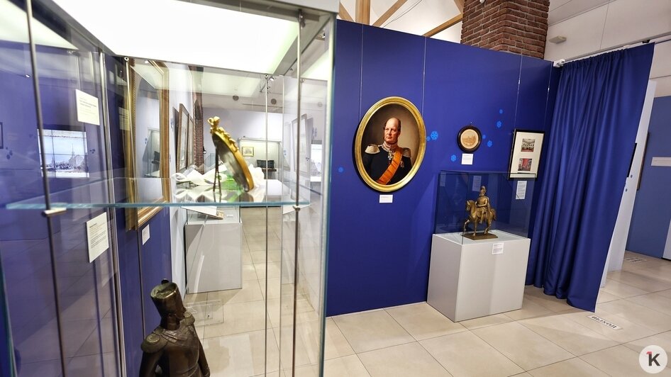 Нежные васильки, весна и образ сильной женщины: в Калининграде открылась выставка, посвящённая Королеве Луизе (фото)   - Новости Калининграда | Фото: Александр Подгорчук / «Клопс»