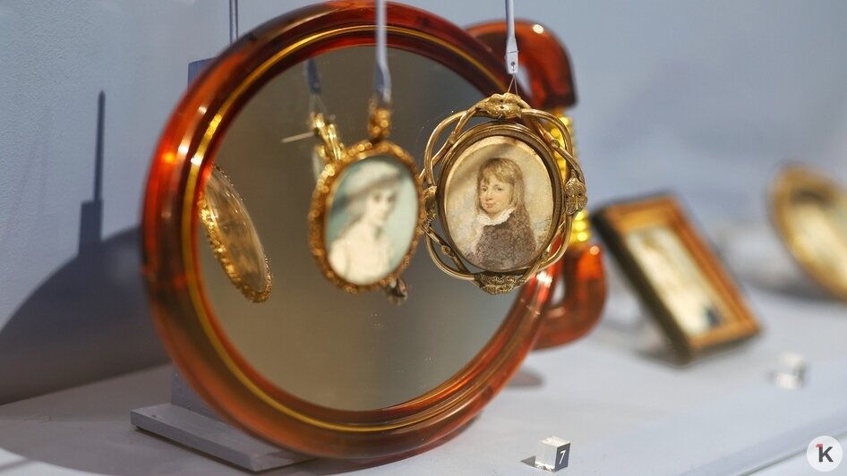 Нежные васильки, весна и образ сильной женщины: в Калининграде открылась выставка, посвящённая Королеве Луизе (фото)   - Новости Калининграда | Фото: Александр Подгорчук / «Клопс»