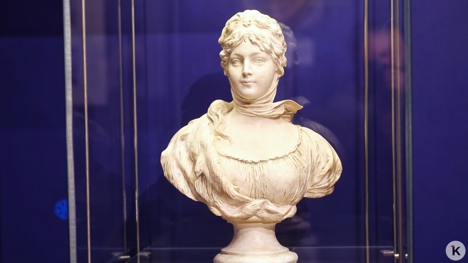 Нежные васильки, весна и образ сильной женщины: в Калининграде открылась выставка, посвящённая Королеве Луизе (фото)   - Новости Калининграда | Фото: Александр Подгорчук / «Клопс»