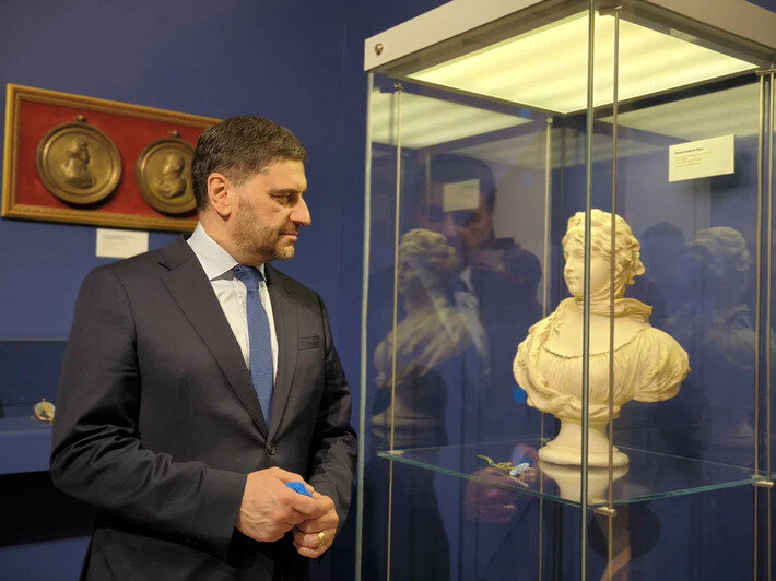 Нежные васильки, весна и образ сильной женщины: в Калининграде открылась выставка, посвящённая Королеве Луизе (фото)   - Новости Калининграда | Фото: пресс-служба Музея Мирового океана