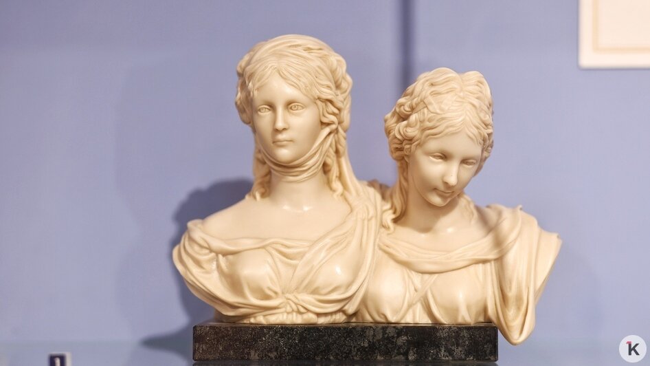 Нежные васильки, весна и образ сильной женщины: в Калининграде открылась выставка, посвящённая Королеве Луизе (фото)   - Новости Калининграда | Фото: Александр Подгорчук / «Клопс»