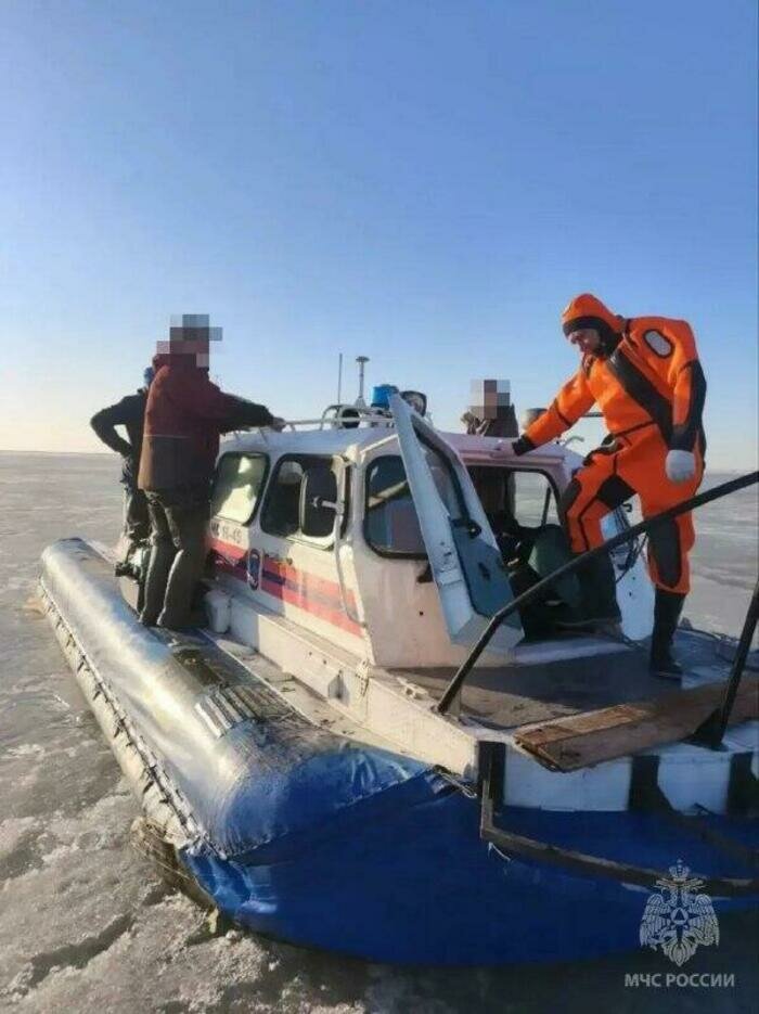 спасатели доставили на берег 58 человек, среди которых были шесть детей. | Фото: МЧС России по Калининградской области»