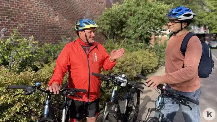 Александр (слева) с одним из своих туристов | Фото: из архива Александра Булычёва