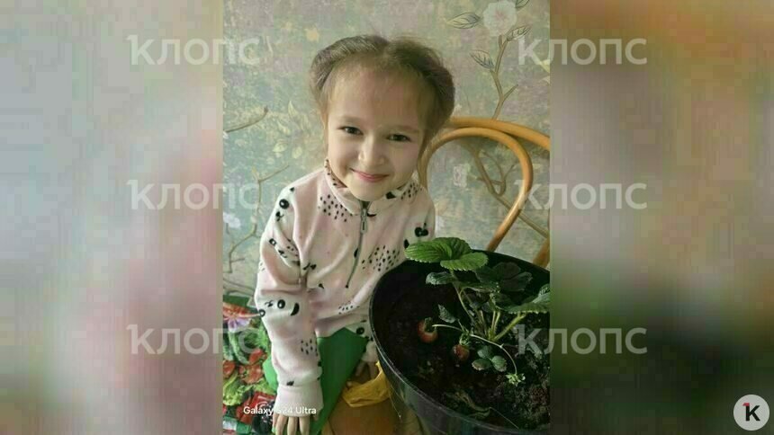 Урожая хватило для маленькой Лизы и её подруги | Фото: Артём Терентьев