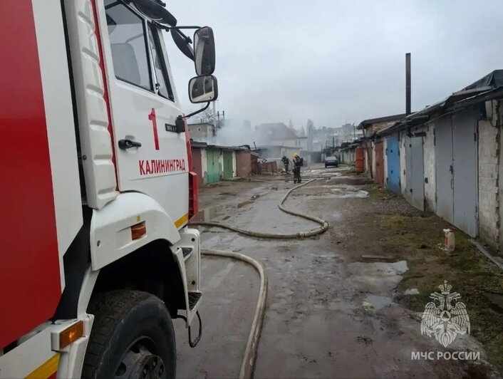 Пожарные тушат гаражи | Фото: ГУ МЧС по Калининградской области 