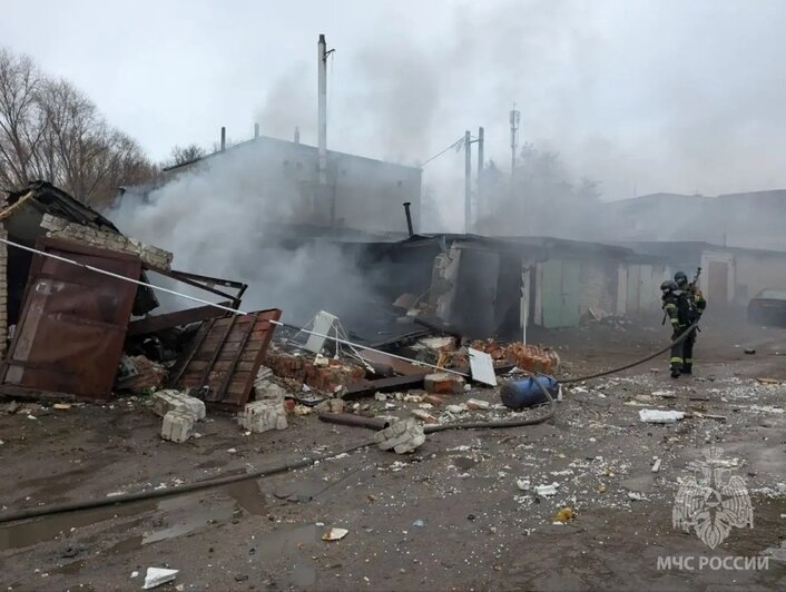 Пожарные тушат гаражи | Фото: ГУ МЧС по Калининградской области 