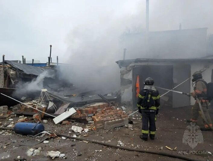 Пожарные тушат гаражи | Фото: ГУ МЧС по Калининградской области 