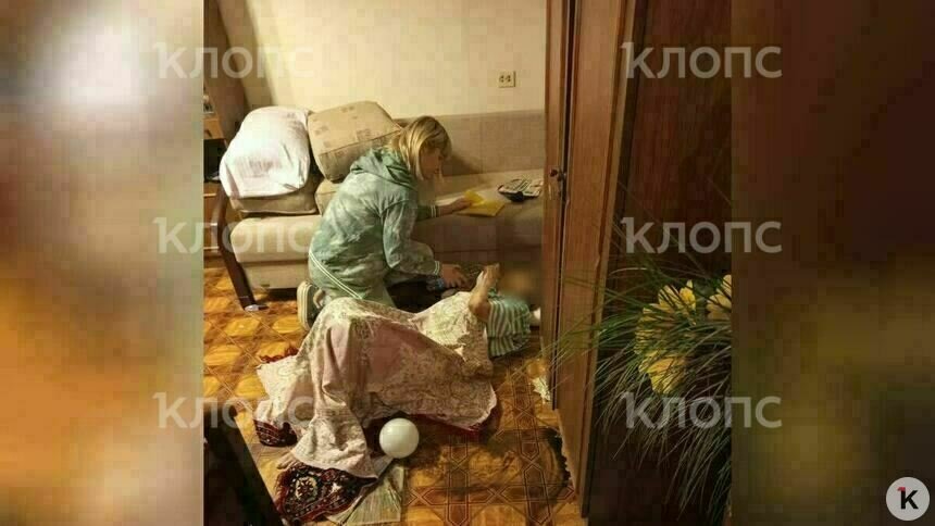 Женщине дают воду в первые минуты спасения  | Фото: ПСО «Запад»