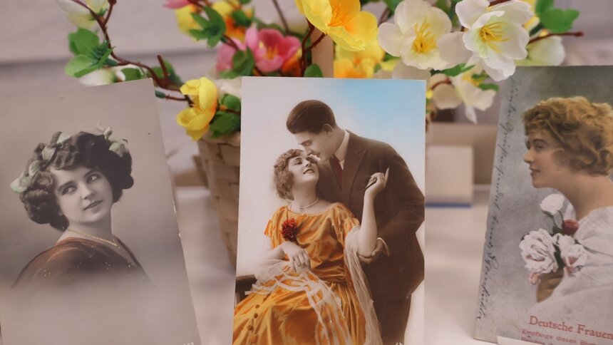 «Это же удивительно — взять историю в руки»: черняховский коллекционер показал сотни старинных открыток, посвящённых женщинам  - Новости Калининграда | Фото: Черняховский историко-художественный музей