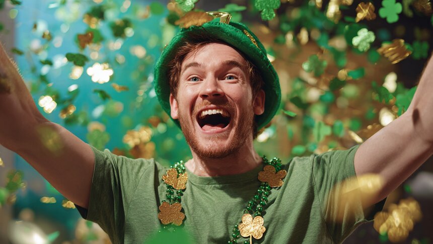 Клевер и охота на лепреконов: как в Калининграде относятся ко Дню святого Патрика - Новости Калининграда | Иллюстрация: Алиса Игонина / «Клопс»