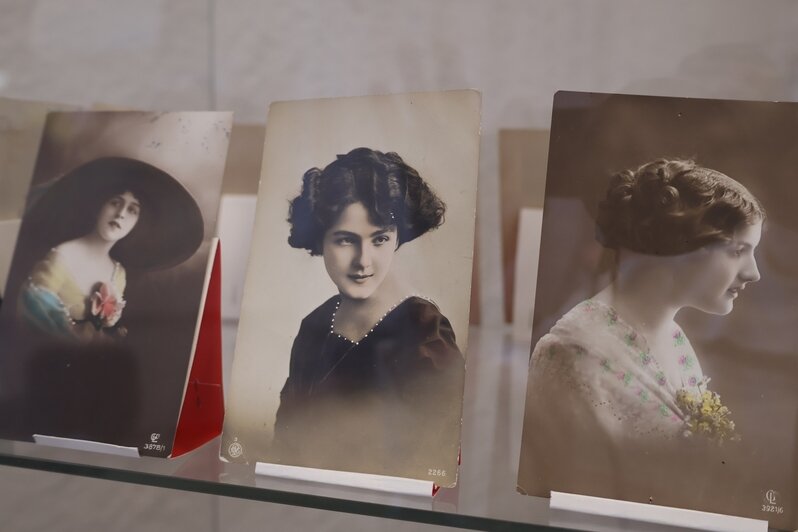 «Это же удивительно — взять историю в руки»: черняховский коллекционер показал сотни старинных открыток, посвящённых женщинам  - Новости Калининграда | Фото: Черняховский историко-художественный музей