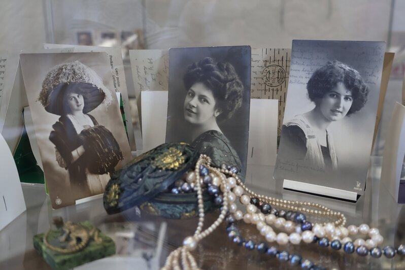 «Это же удивительно — взять историю в руки»: черняховский коллекционер показал сотни старинных открыток, посвящённых женщинам  - Новости Калининграда | Фото: Черняховский историко-художественный музей