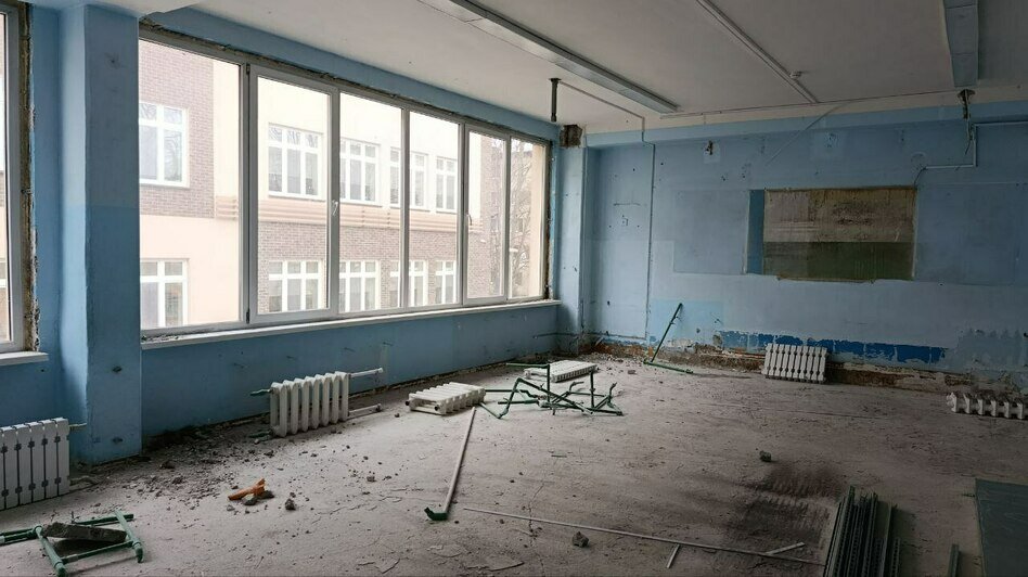 В Светлогорске во время ремонта старой школы нашли скрытые проходы и зеркальные стены (фото) - Новости Калининграда | Фото: канал губернатора Калининградской области Алексея Беспрозванных / Телеграм