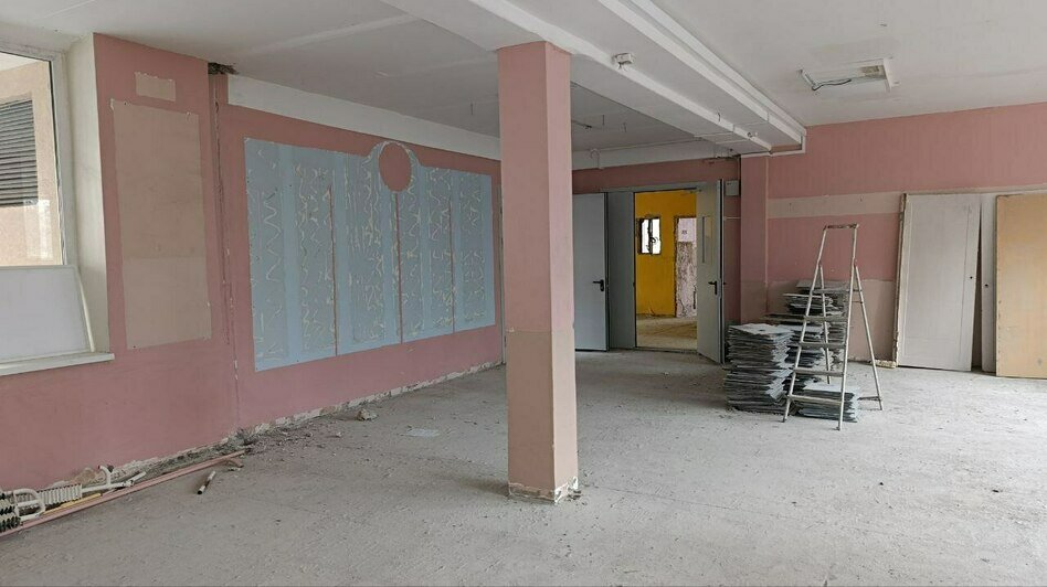 В Светлогорске во время ремонта старой школы нашли скрытые проходы и зеркальные стены (фото) - Новости Калининграда | Фото: канал губернатора Калининградской области Алексея Беспрозванных / Телеграм