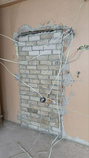 В Светлогорске во время ремонта старой школы нашли скрытые проходы и зеркальные стены (фото) - Новости Калининграда | Фото: канал губернатора Калининградской области Алексея Беспрозванных / Телеграм