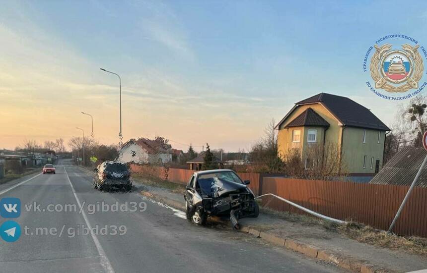 На трассе Калининград — Балтийск легковушка снесла фонарный столб и накренила знак, есть пострадавший - Новости Калининграда | Фото: канал Госавтоинспекции Калининградской области / Телеграм