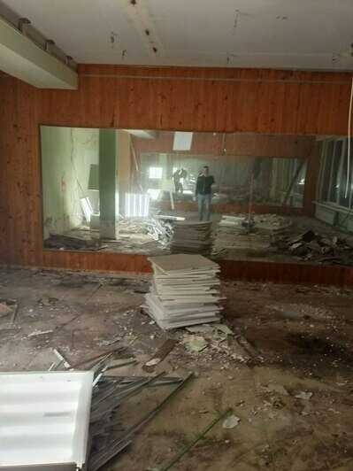 В Светлогорске во время ремонта старой школы нашли скрытые проходы и зеркальные стены (фото) - Новости Калининграда | Фото: канал губернатора Калининградской области Алексея Беспрозванных / Телеграм