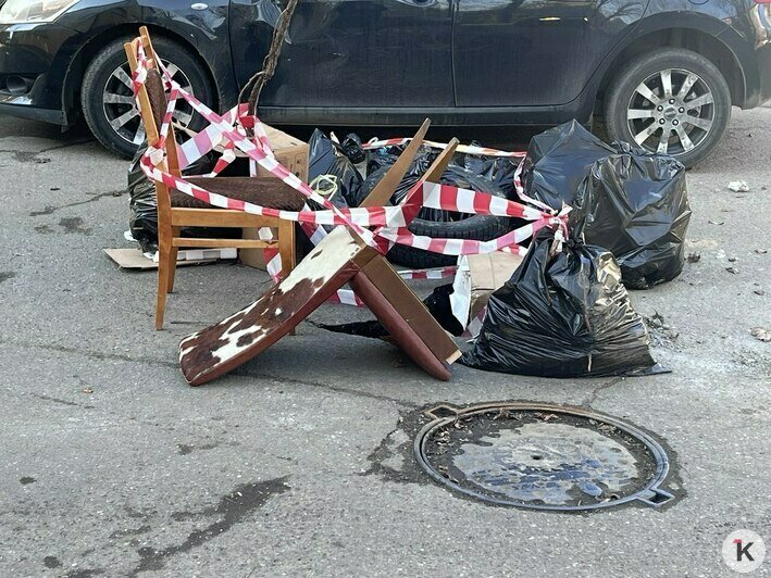 В центре Калининграда дорожную яму загородили стульями, опасные дыры появились и в других местах (фото) - Новости Калининграда | Фото: «Клопс»