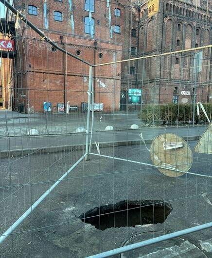 В центре Калининграда дорожную яму загородили стульями, опасные дыры появились и в других местах (фото) - Новости Калининграда | Фото читателей