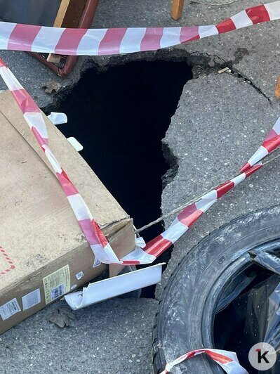 В центре Калининграда дорожную яму загородили стульями, опасные дыры появились и в других местах (фото) - Новости Калининграда | Фото: «Клопс»